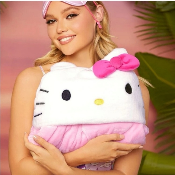 Shein x Hello Kitty and friends hooded blanket - Picture 10 of 10